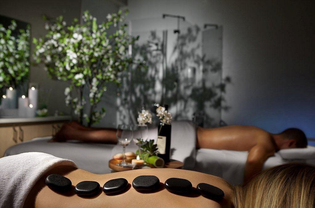 עיסוי אבנים חמות - ספא רמדה נתניה