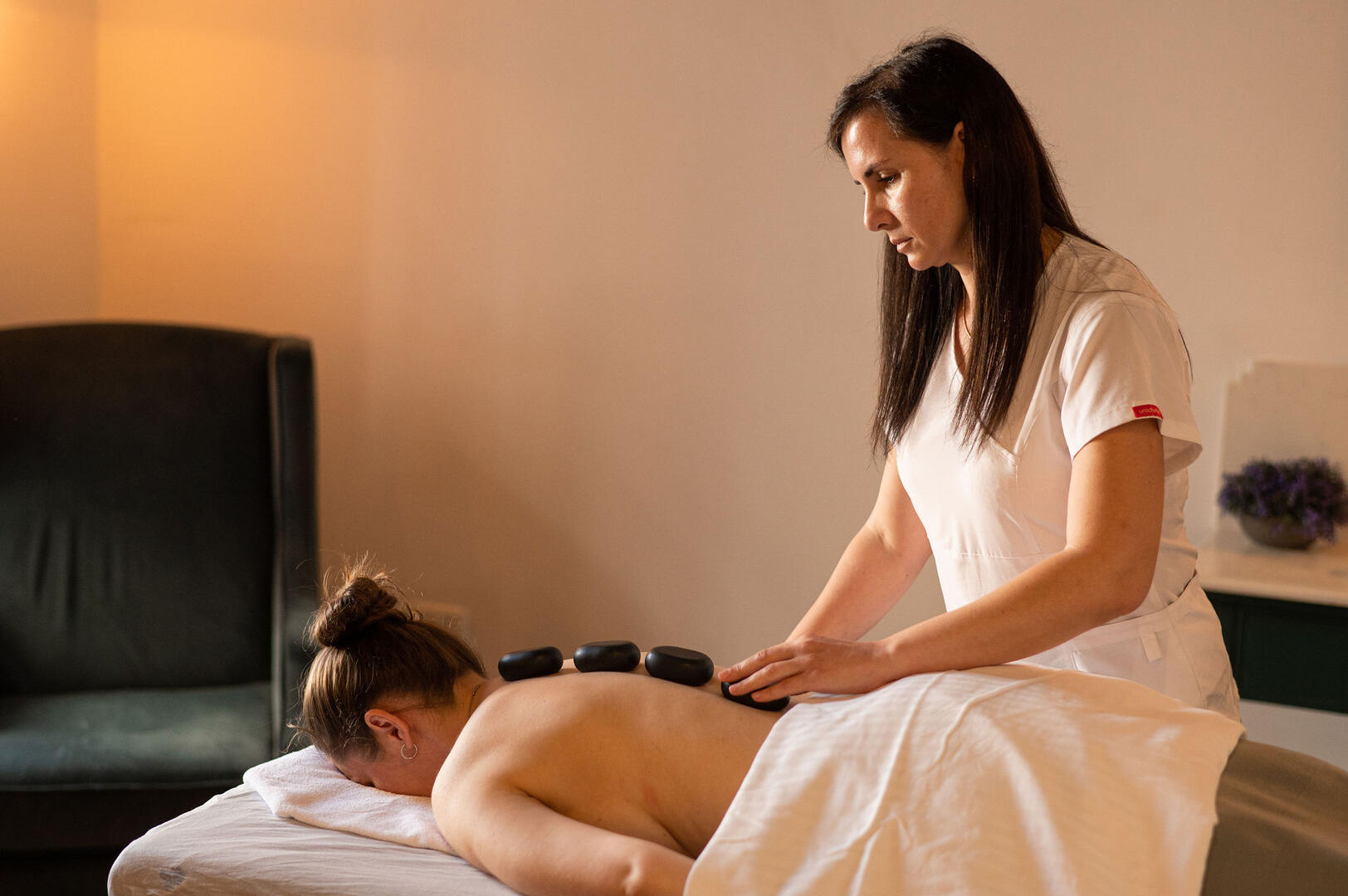 עיסוי אבנים חמות - ספא עכותיקה