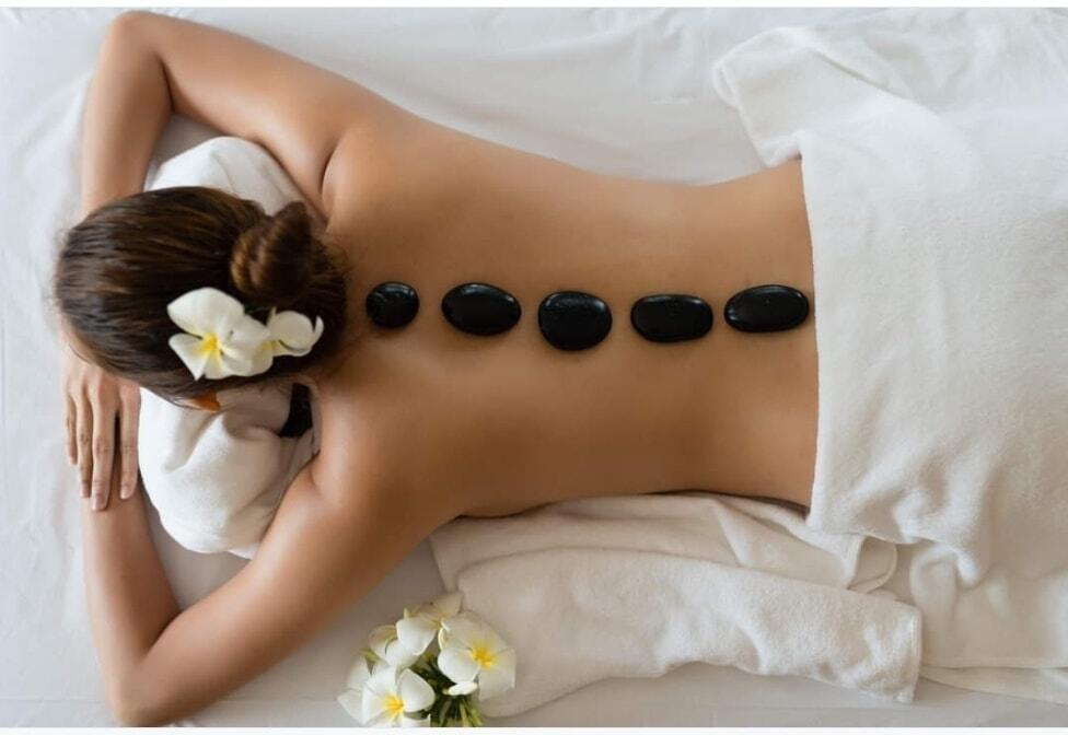 עיסוי אבנים חמות - בריכה חיצונית - ספא אמריקנה