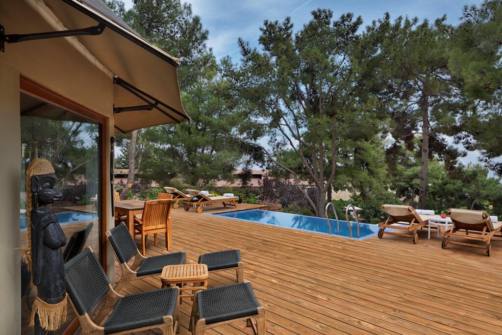 בריכה חיצונית עם פינות ישבה - ספא במלון בית בגליל