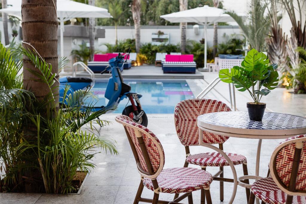 בריכה חיצונית עם פינות ישיבה -