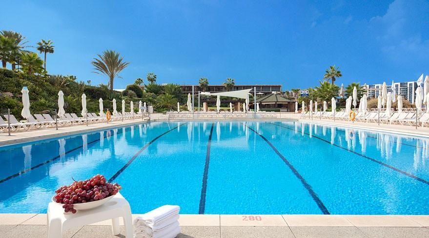 בריכה חיצונית - ספא דן אכדיה הרצליה