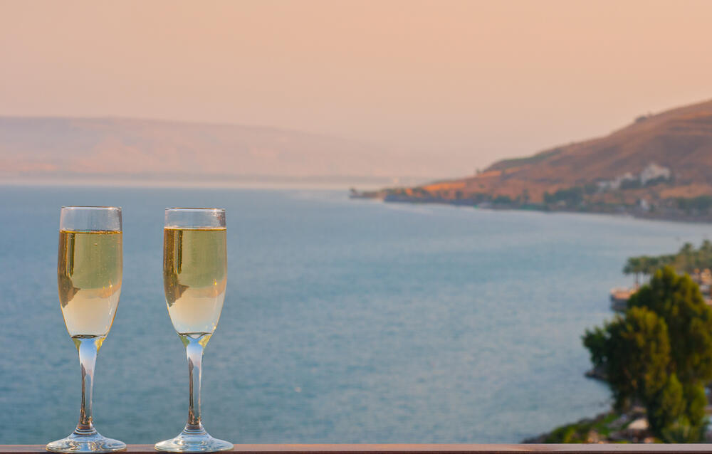 שני כוסות יין מול נוף המלון - ספא לאונרדו פלאזה טבריה