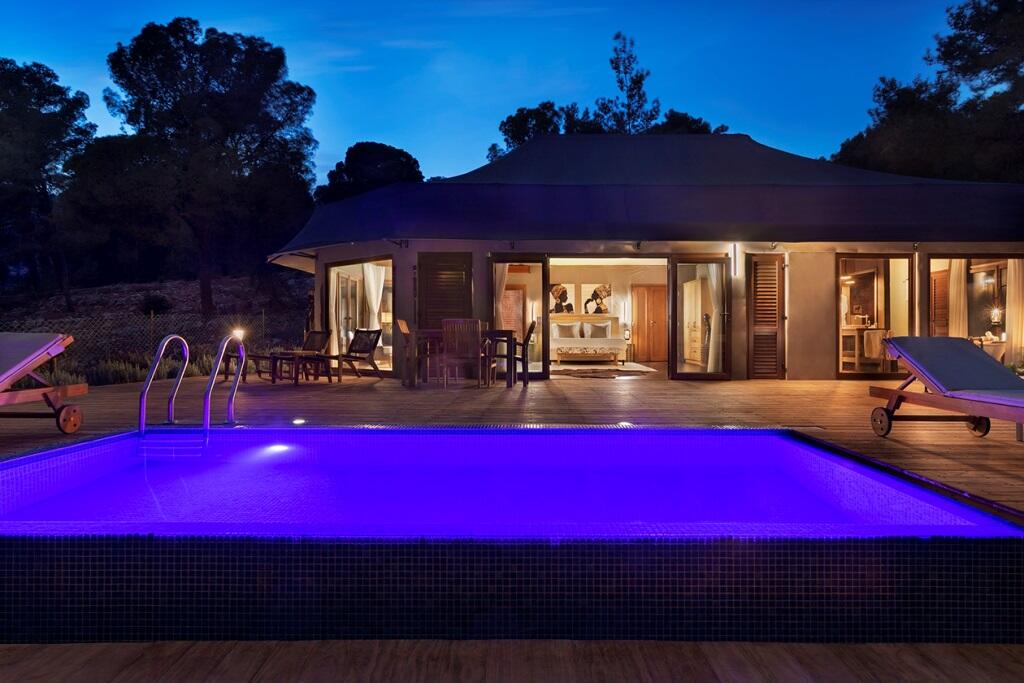 בריכה חיצונית בלילה - ספא במלון בית בגליל