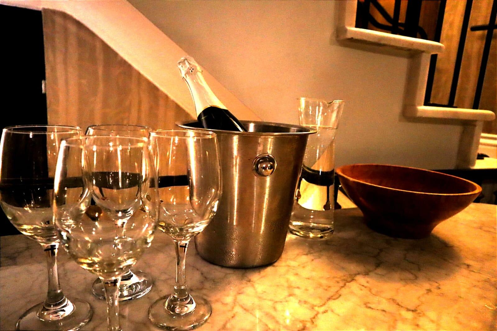 כוסות ושמפנייה - ספא מאייר  האוס