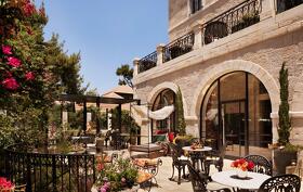 , חצר המלון -ספא וילה בראון