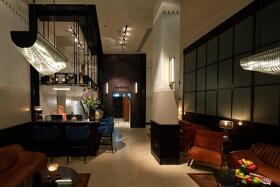 , לובי המלון - סאם ובלונדי