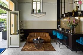 , כניסה למלון - סאם ובלונדי